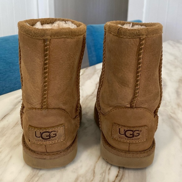 UGG classic boot, toddler US size 8 - Picture 3 of 5